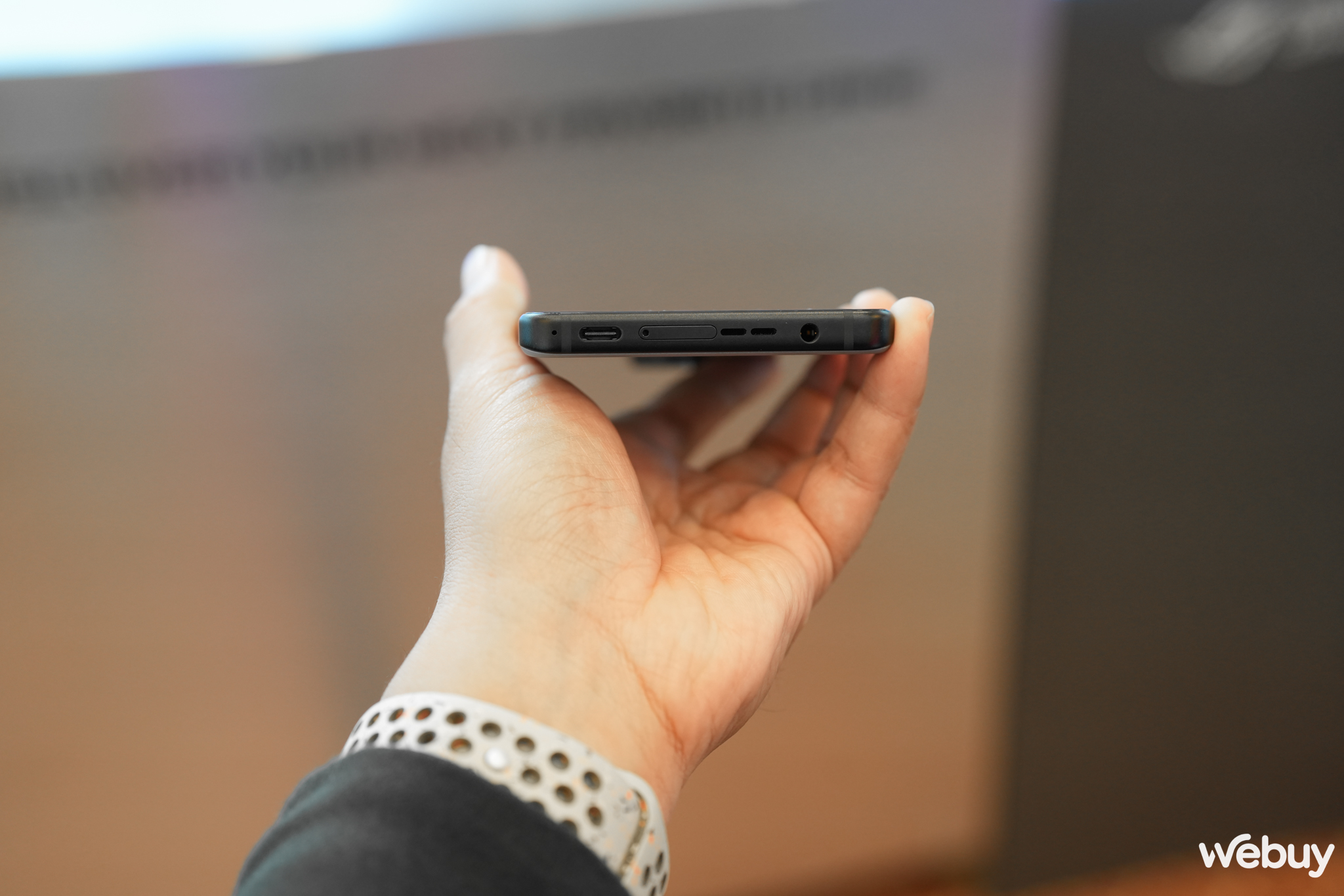 Cận cảnh smartphone chơi game giá đắt ngang iPhone 15 Pro Max- Ảnh 10.