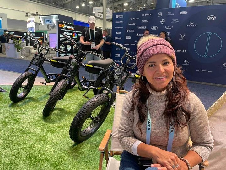 Khách Mỹ thích thú trải nghiệm xe đạp điện DrgnFly của VinFast- Ảnh 2.