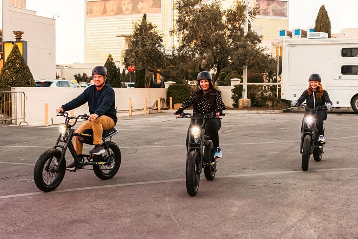 Khách Mỹ thích thú trải nghiệm xe đạp điện DrgnFly của VinFast- Ảnh 4.