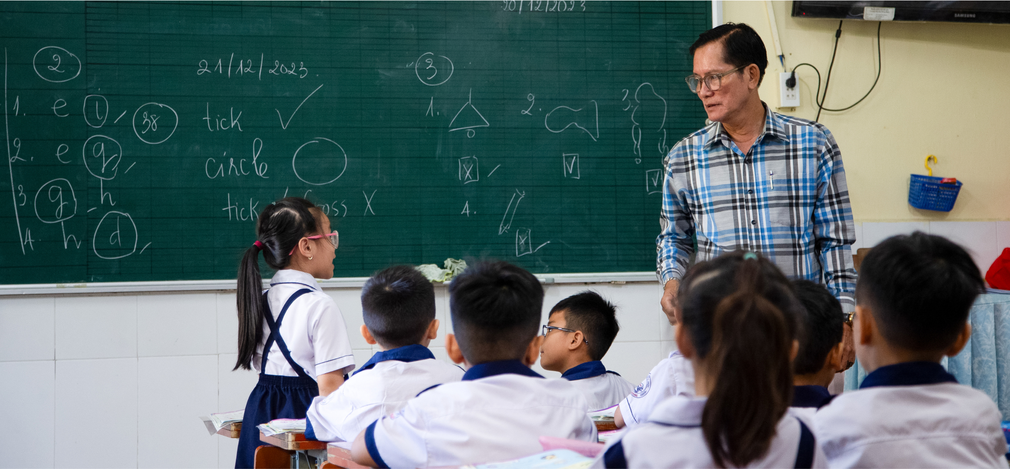 Thầy Hiệu trưởng già hơn 30 năm làm MC đám cưới để có tiền cho học trò nghèo: "Thầy Khiêm có show nhiều thì học trò được hưởng phước nhiều"- Ảnh 6.