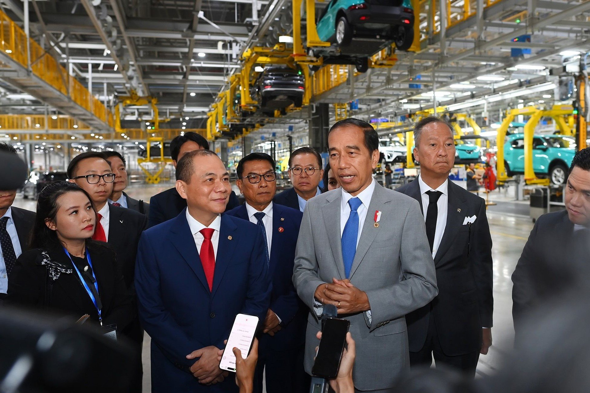 Vừa được Tổng thống Indonesia chào mừng đầu tư, hãng xe điện của ông Phạm Nhật Vượng đã phải chạm trán với 'ông trùm' số 1 thế giới- Ảnh 1.