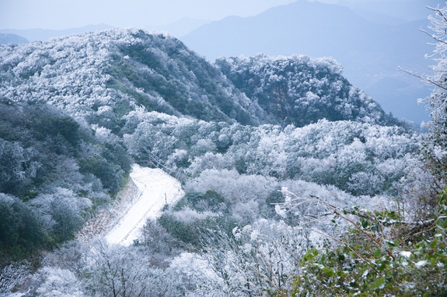 Top 7 địa điểm cao nhất Việt Nam dễ có băng tuyết mỗi khi rét đậm, rét hại về: Mẫu Sơn xếp thứ 6- Ảnh 2.