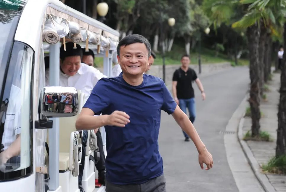 Cuộc đời thăng trầm của tỷ phú Jack Ma: Từ giáo viên Tiếng Anh với cuộc sống khốn khó tới tỷ phú công nghệ, giờ về làm "anh nông dân" nhưng liệu có thể một lần nữa tạo ra đột phá?- Ảnh 1.