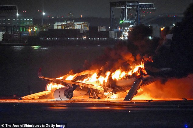 Chi tiết tối quan trọng giúp gần 400 hành khách thoát nạn thần kỳ trong vụ cháy máy bay tại Nhật Bản- Ảnh 1.