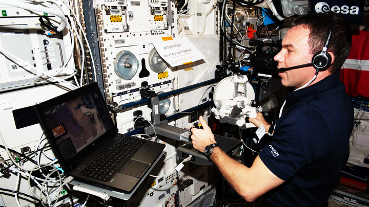 Phi hành gia điều khiển robot chó từ không gian- Ảnh 2.