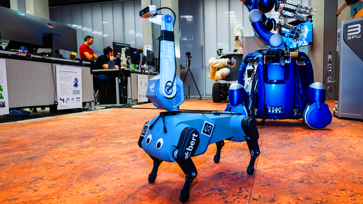 Phi hành gia điều khiển robot chó từ không gian- Ảnh 1.