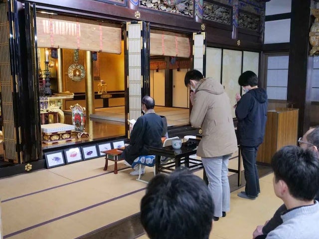 Nhật Bản: Công ty sản xuất thuốc trừ sâu tổ chức đi chùa để làm 'lễ cầu siêu' cho những con côn trùng đã bị tiêu diệt- Ảnh 1.