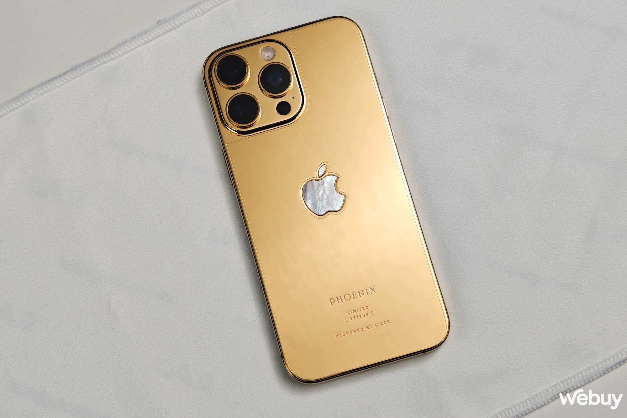 Cận cảnh iPhone 16 Pro Max mạ vàng 24K: Giới hạn 200 chiếc trên toàn cầu, giá gần 100 triệu đồng- Ảnh 2.