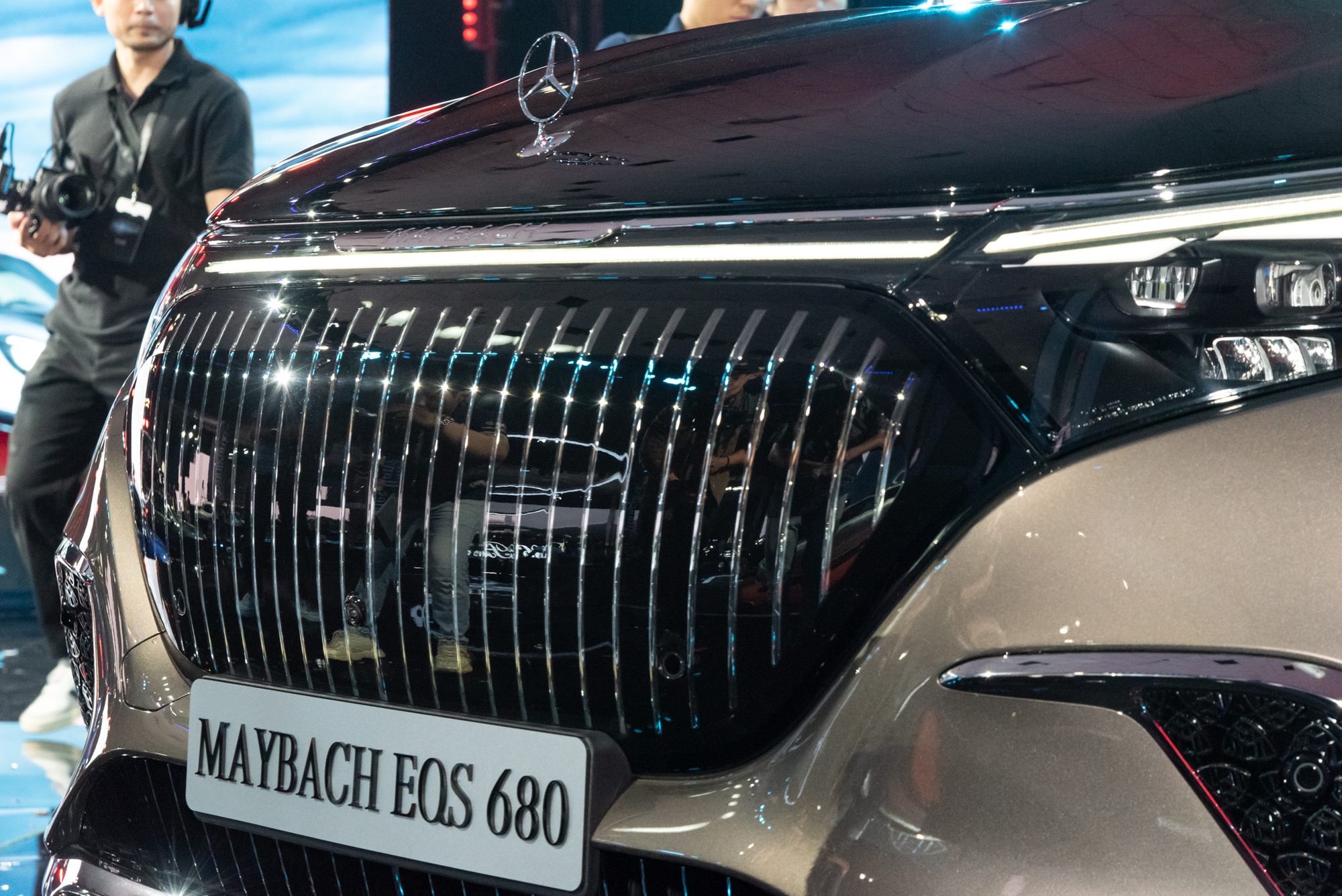 Mercedes-Maybach EQS 680 vừa ra mắt Việt Nam đã có khách chốt luôn tại sự kiện: Giá 7,61 tỷ, 3 màn hình, mạnh gần 660 mã lực, chạy 611km/sạc- Ảnh 4. Mercedes-Maybach EQS 680 vừa ra mắt Việt Nam đã có khách chốt luôn tại sự kiện: Giá 7,61 tỷ, 3 màn hình, mạnh gần 660 mã lực, chạy 611km/sạc- Ảnh 4.