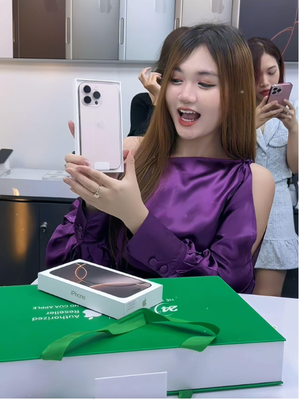 Nên mua iPhone 16 Pro Max hay iPhone 16 Pro là đã quá đủ?- Ảnh 1. Nên mua iPhone 16 Pro Max hay iPhone 16 Pro là đã quá đủ?- Ảnh 1.