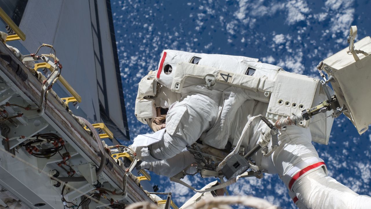 NASA cấm phi hành gia dùng TikTok, huấn luyện cả việc đăng bài trên mạng xã hội sao cho "ngầu"- Ảnh 5.