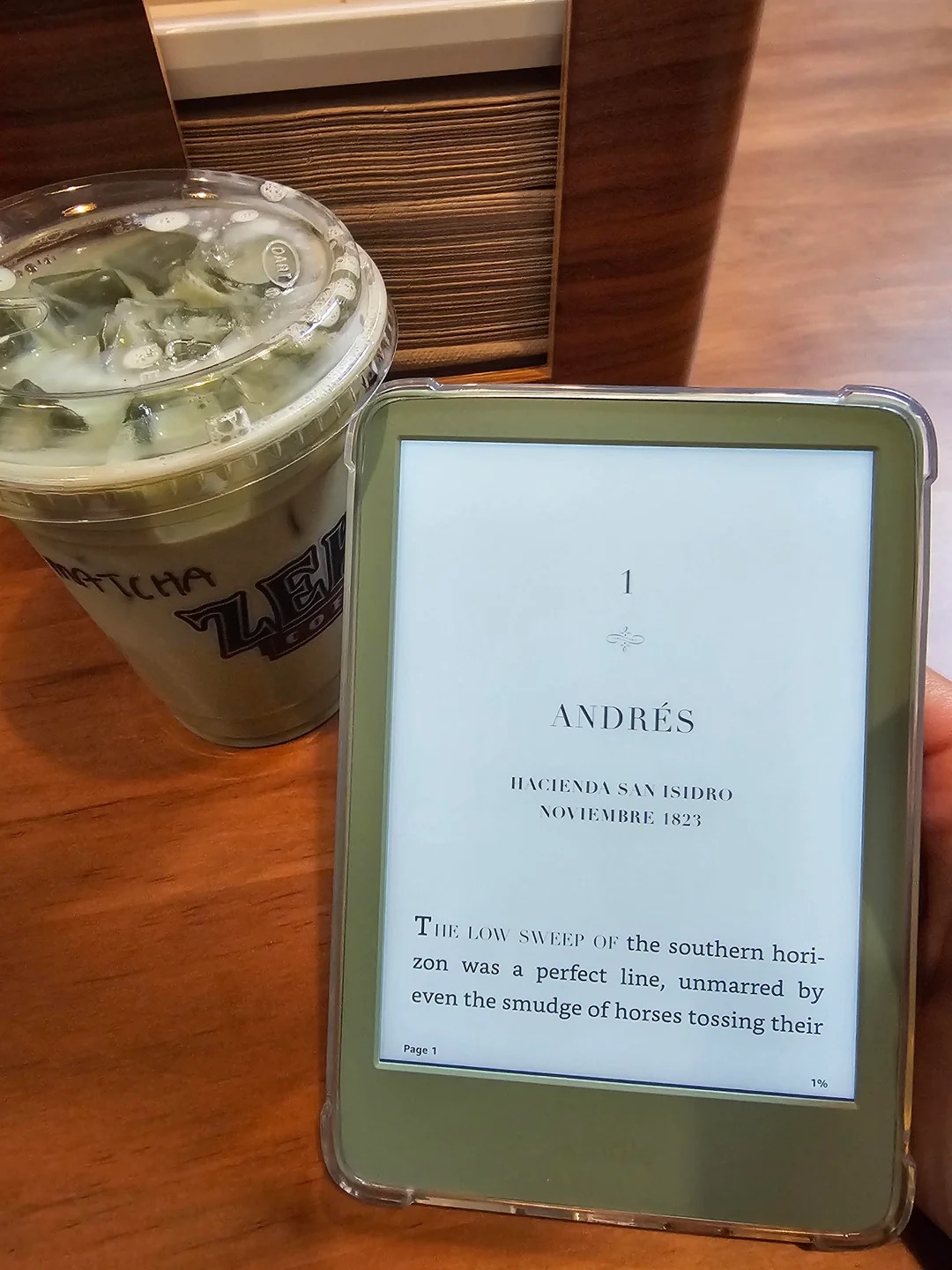 Cận cảnh chiếc Kindle màu xanh Matcha 