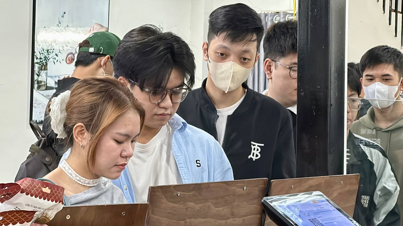 Thức giấc 6h sáng, xếp hàng Thức giấc 6h sáng, xếp hàng