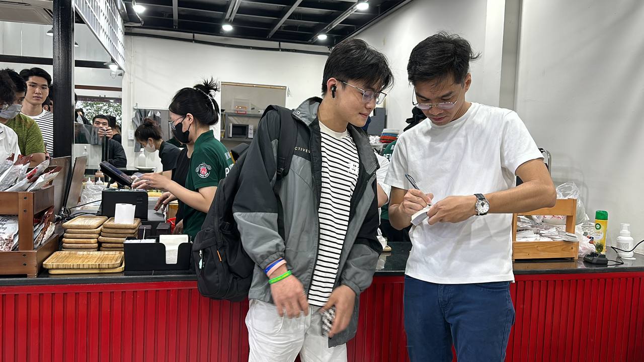 Thức giấc 6h sáng, xếp hàng Thức giấc 6h sáng, xếp hàng