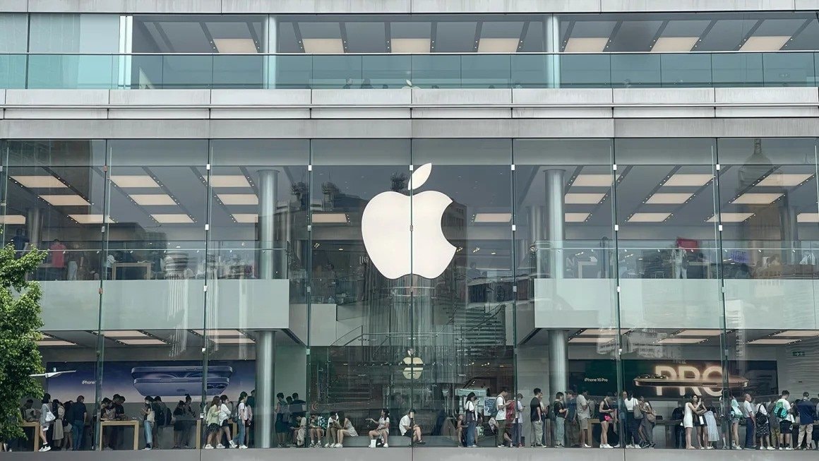 Cầm hàng xấp tiền mặt, người Nga đổ xô tới các cửa hàng Apple tại trung tâm tài chính hàng đầu châu Á để tìm cơ hội kinh doanh- Ảnh 1. Cầm hàng xấp tiền mặt, người Nga đổ xô tới các cửa hàng Apple tại trung tâm tài chính hàng đầu châu Á để tìm cơ hội kinh doanh- Ảnh 1.