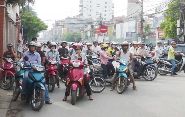 Hà Nội cấm xe máy cũ, ô tô, xe buýt chạy dầu trong vùng phát thải thấp- Ảnh 1.