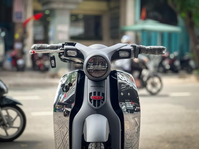 Honda Super Cub phiên bản Disney giá hơn 200 triệu đồng tại Việt Nam- Ảnh 2.