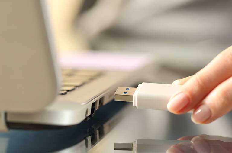 Gần 2025 rồi mà vẫn dùng USB để lưu công việc thì quả là lỗi thời- Ảnh 1.