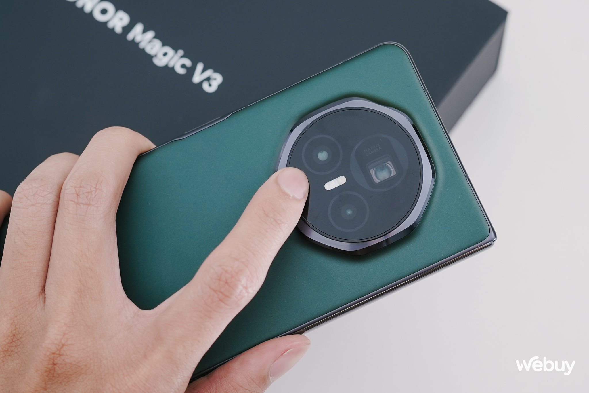 Trên tay điện thoại gập mỏng nhẹ nhất thế giới: Galaxy Z Fold6 hay OPPO Find N3 cũng phải 