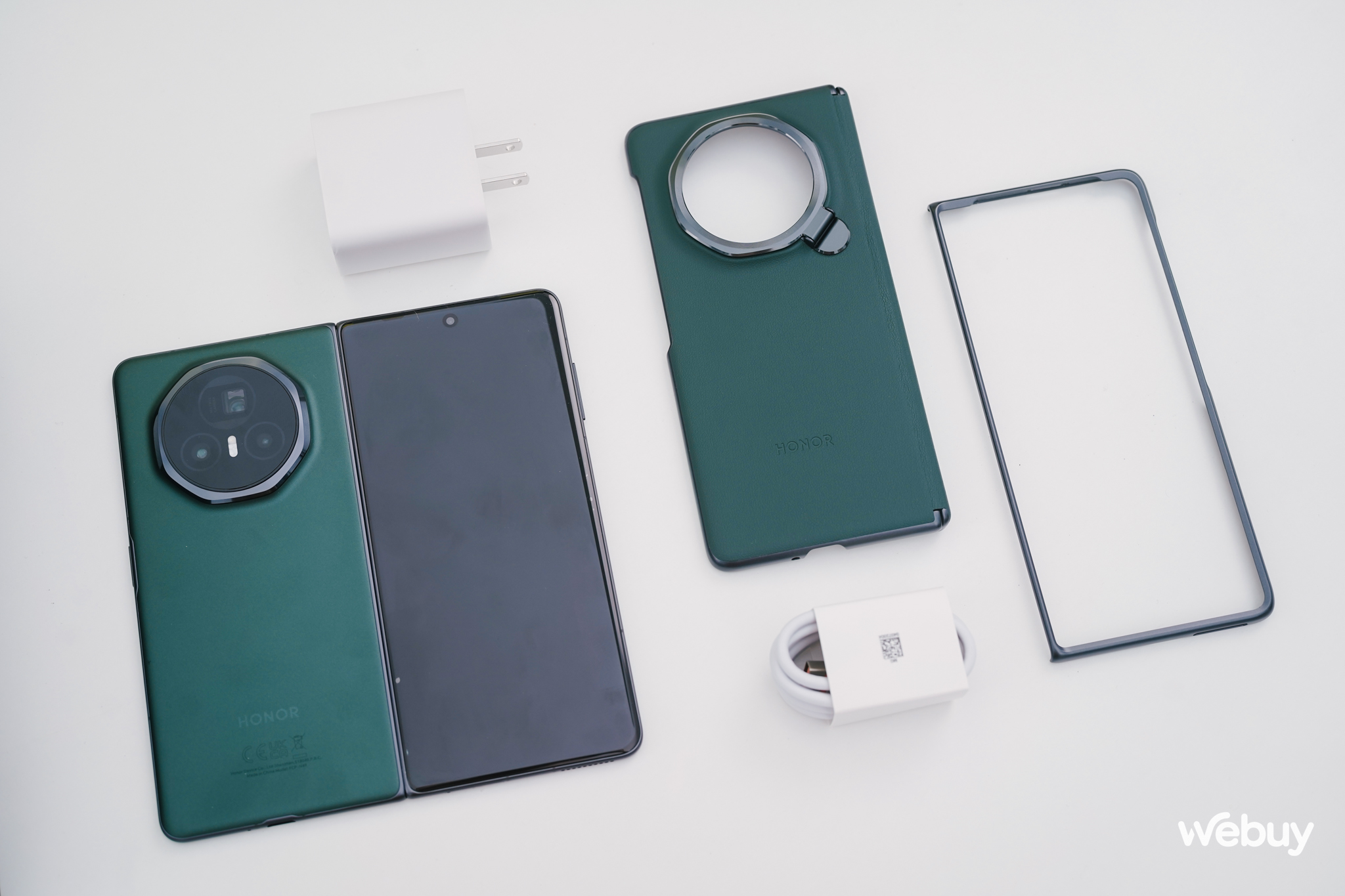 Trên tay điện thoại gập mỏng nhẹ nhất thế giới: Galaxy Z Fold6 hay OPPO Find N3 cũng phải 