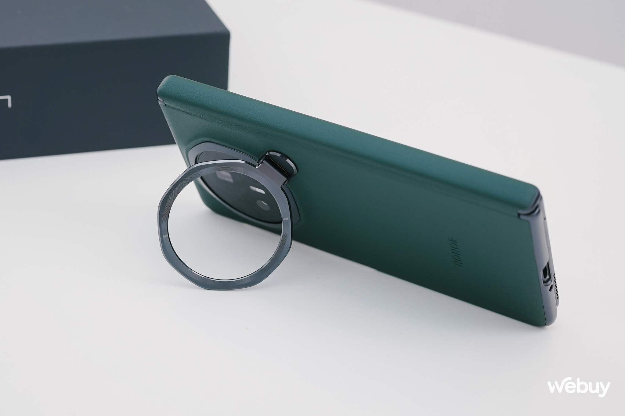 Trên tay điện thoại gập mỏng nhẹ nhất thế giới: Galaxy Z Fold6 hay OPPO Find N3 cũng phải 