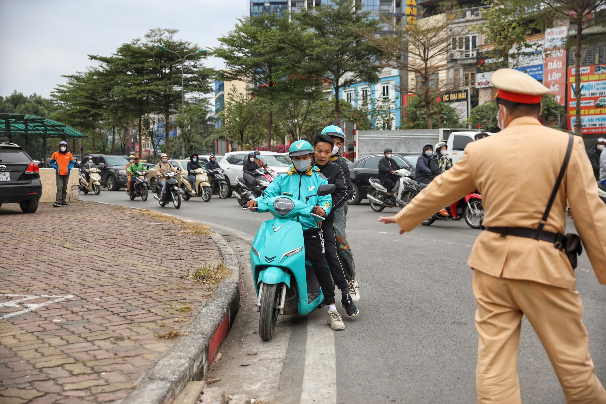 CSGT Hà Nội tăng cường xử lý xe ôm công nghệ, shipper vi phạm luật an toàn giao thông- Ảnh 2.