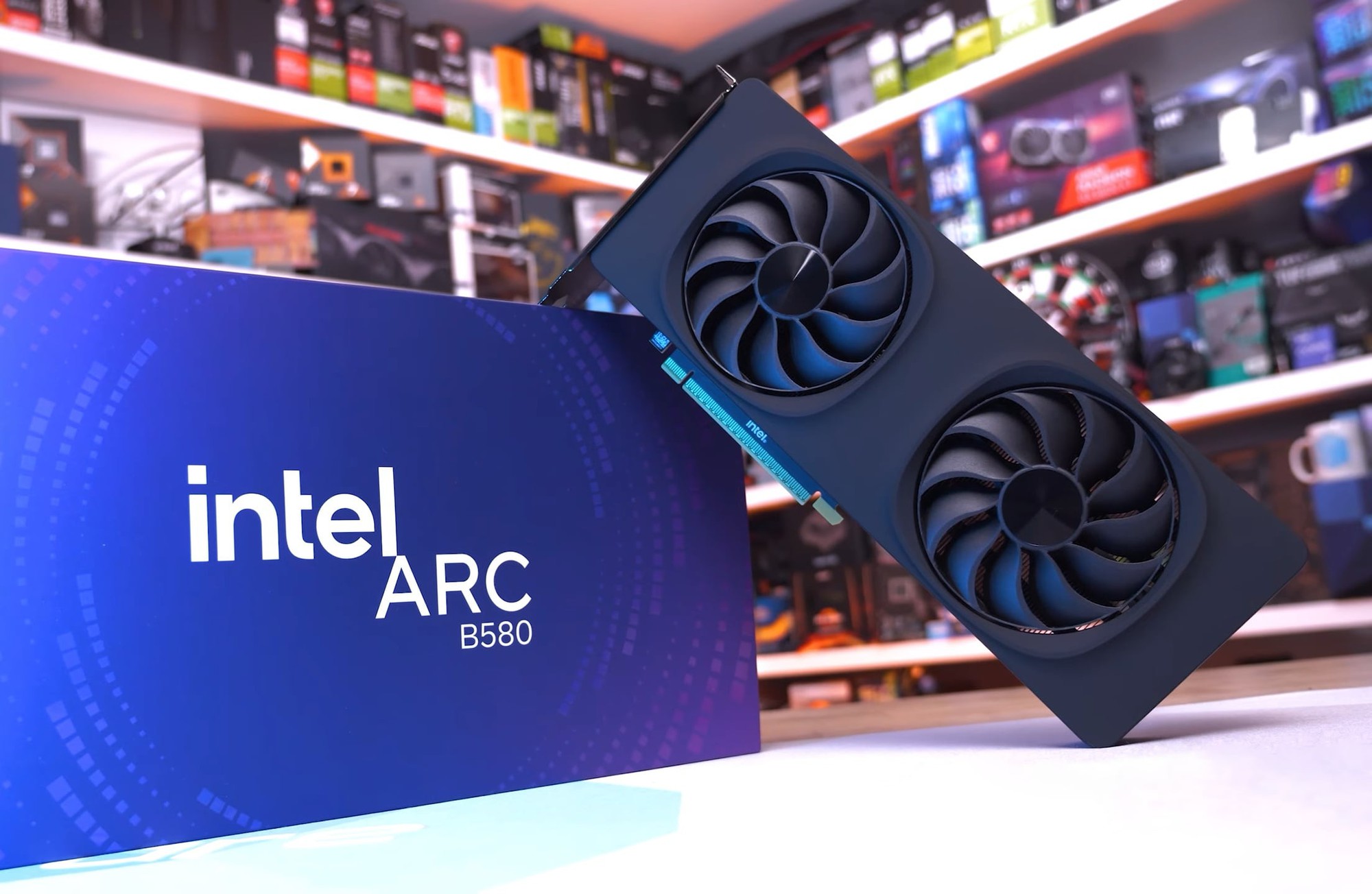 Tưởng chừng 'đại bại' suốt cả năm, Intel lật ngược tình thế với GPU Arc B580: Giá rẻ nhưng hiệu năng vượt trội, cháy hàng khắp nơi vì 'cung không đủ cầu'- Ảnh 1.