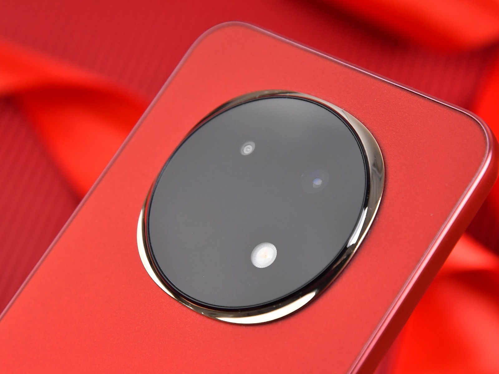 Trên tay điện thoại chơi Tết: Thiết kế siêu bền, màu đỏ 