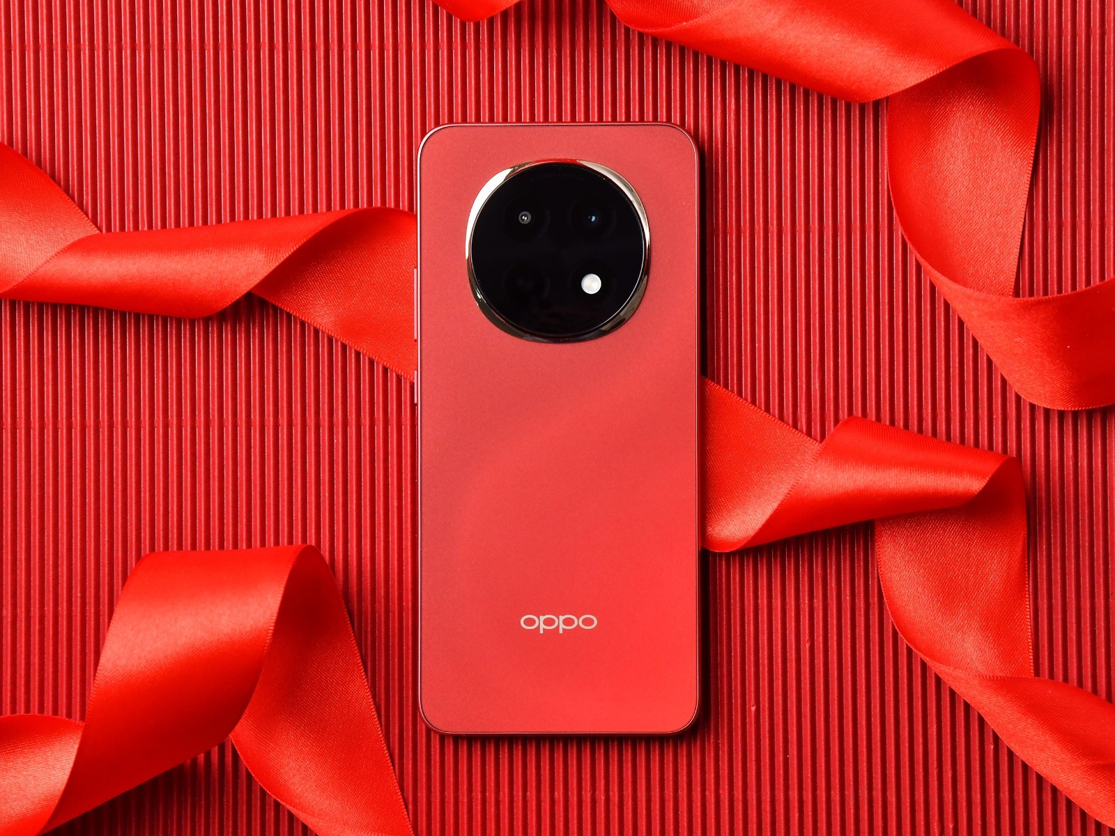 Trên tay điện thoại chơi Tết: Thiết kế siêu bền, màu đỏ 