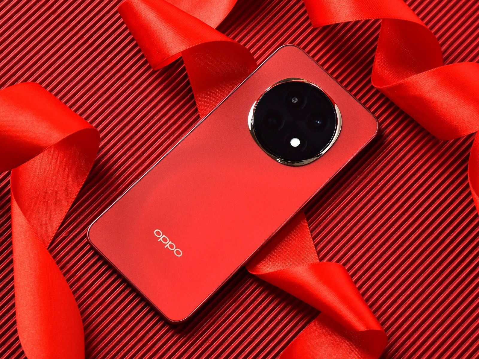 Trên tay điện thoại chơi Tết: Thiết kế siêu bền, màu đỏ 