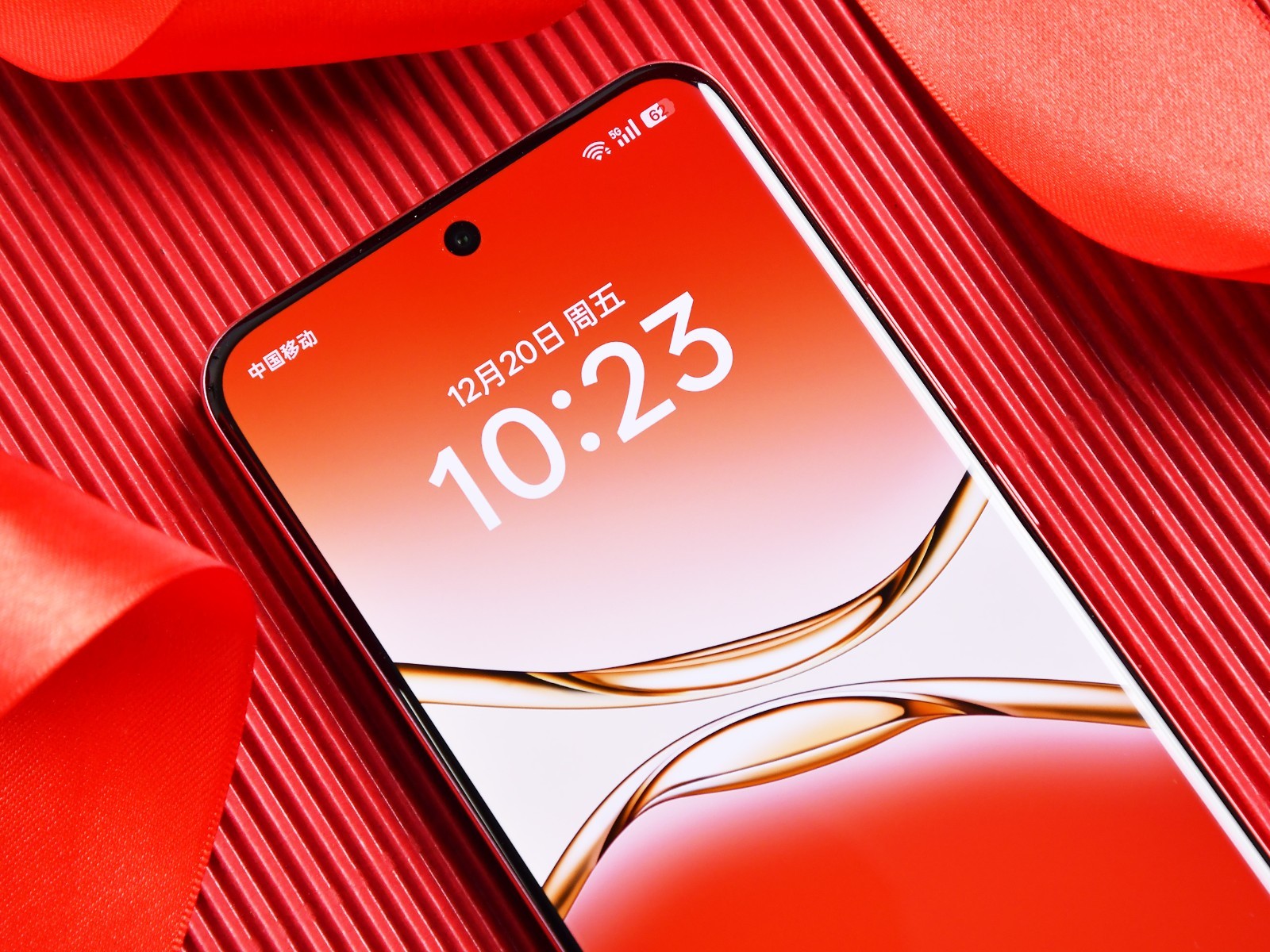 Trên tay điện thoại chơi Tết: Thiết kế siêu bền, màu đỏ 