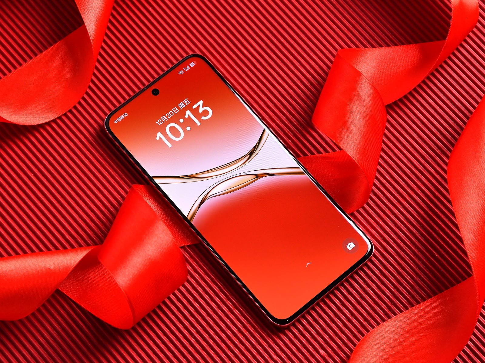 Trên tay điện thoại chơi Tết: Thiết kế siêu bền, màu đỏ 