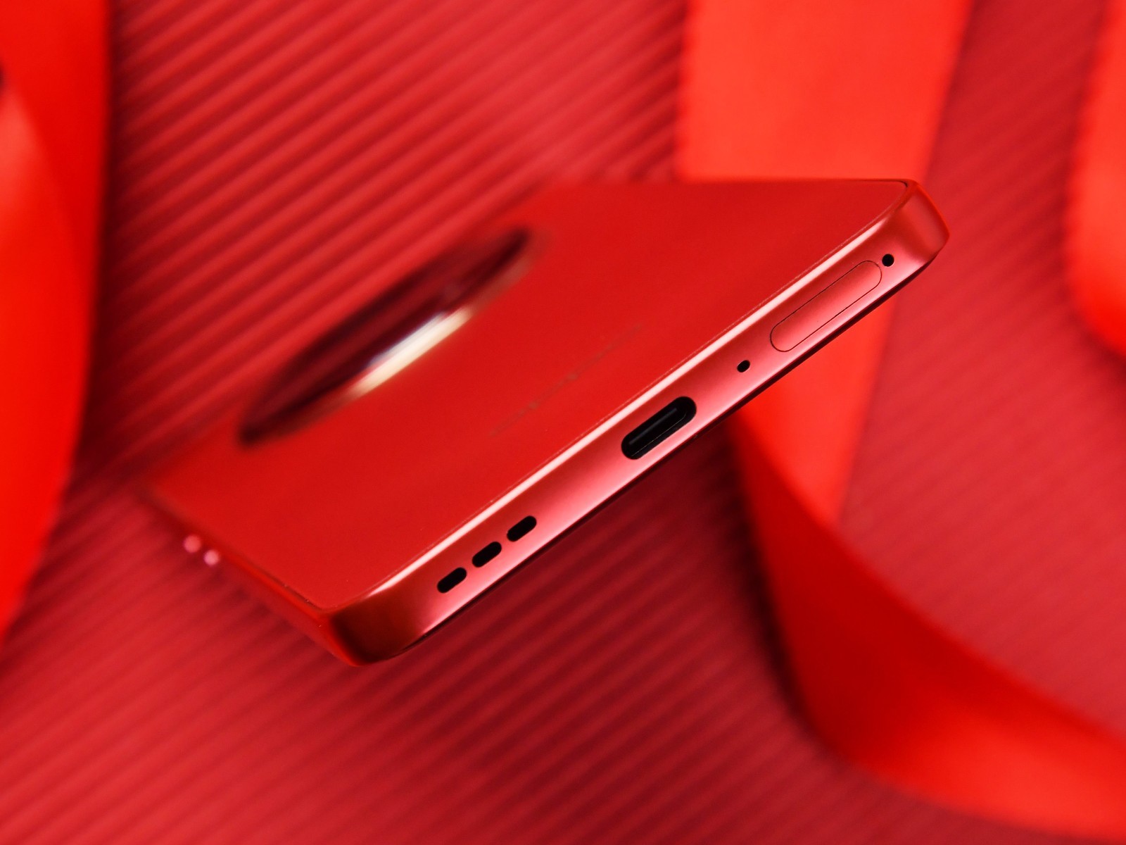 Trên tay điện thoại chơi Tết: Thiết kế siêu bền, màu đỏ 