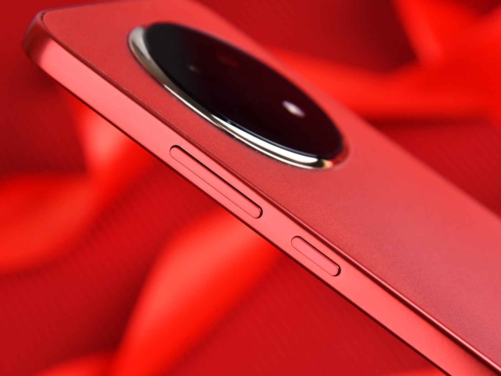 Trên tay điện thoại chơi Tết: Thiết kế siêu bền, màu đỏ 