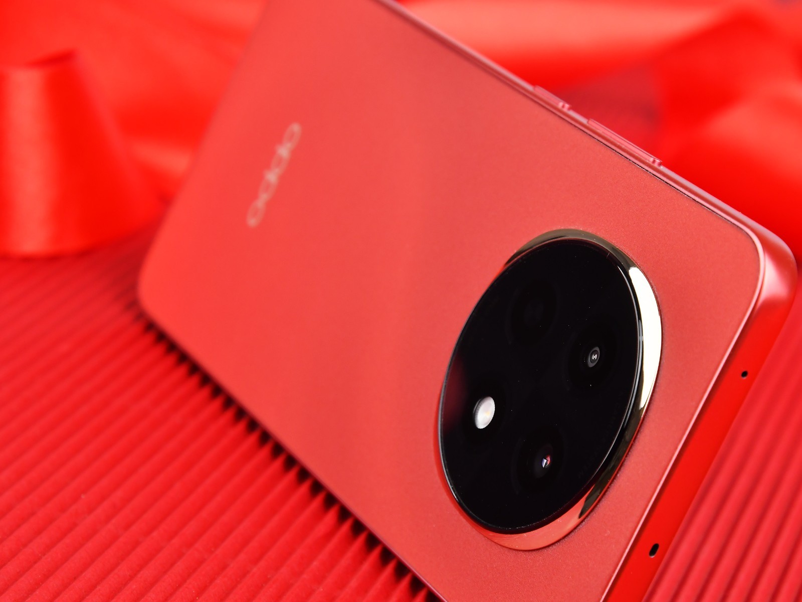 Trên tay điện thoại chơi Tết: Thiết kế siêu bền, màu đỏ 