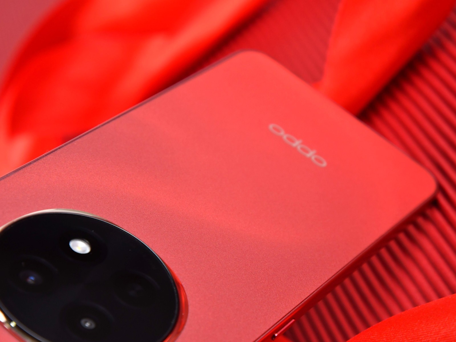 Trên tay điện thoại chơi Tết: Thiết kế siêu bền, màu đỏ 