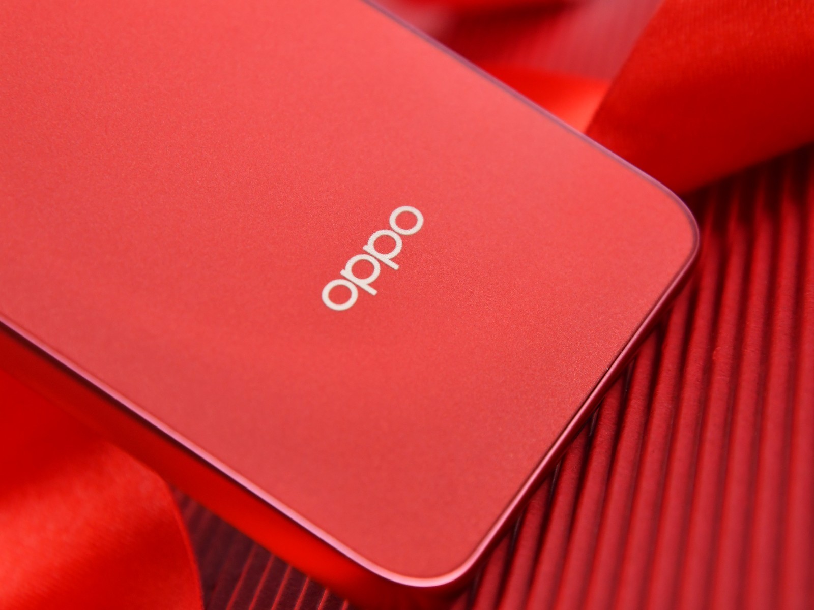 Trên tay điện thoại chơi Tết: Thiết kế siêu bền, màu đỏ 