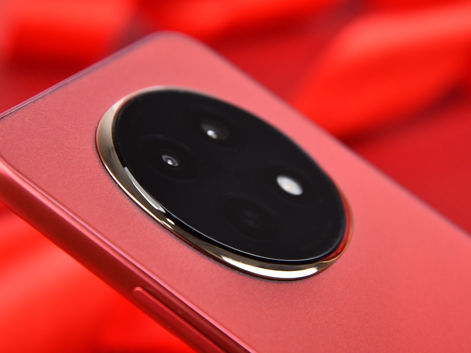 Trên tay điện thoại chơi Tết: Thiết kế siêu bền, màu đỏ 