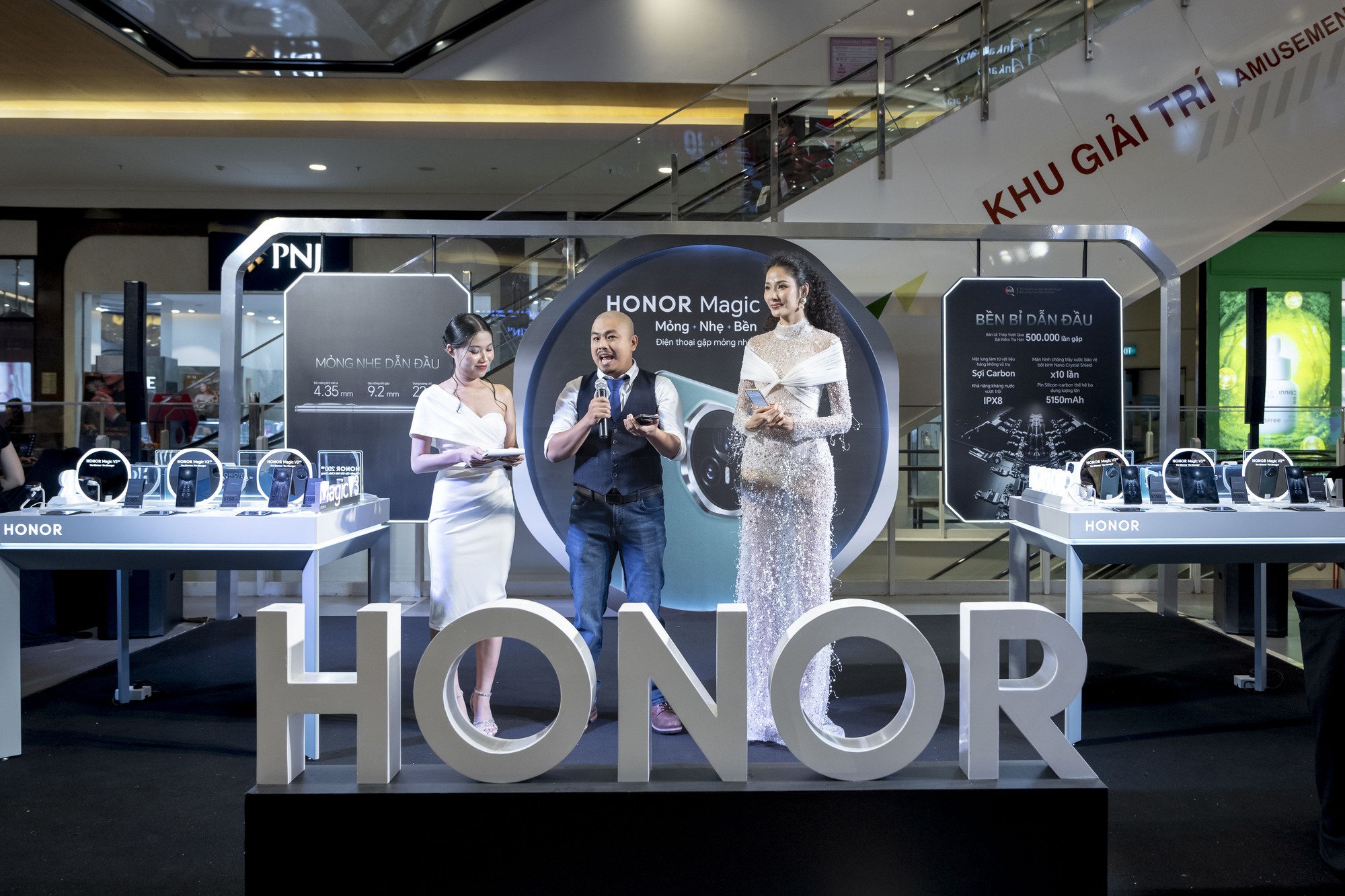 Giới trẻ hào hứng khám phá siêu phẩm smartphone gập mỏng bậc nhất thế giới- Ảnh 2. Giới trẻ hào hứng khám phá siêu phẩm smartphone gập mỏng bậc nhất thế giới- Ảnh 2.