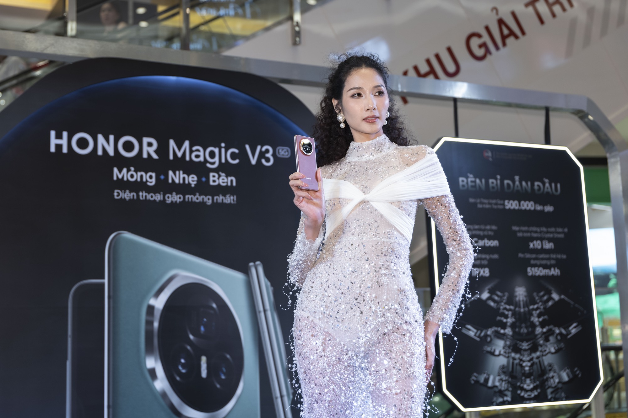 Giới trẻ hào hứng khám phá siêu phẩm smartphone gập mỏng bậc nhất thế giới- Ảnh 3. Giới trẻ hào hứng khám phá siêu phẩm smartphone gập mỏng bậc nhất thế giới- Ảnh 3.