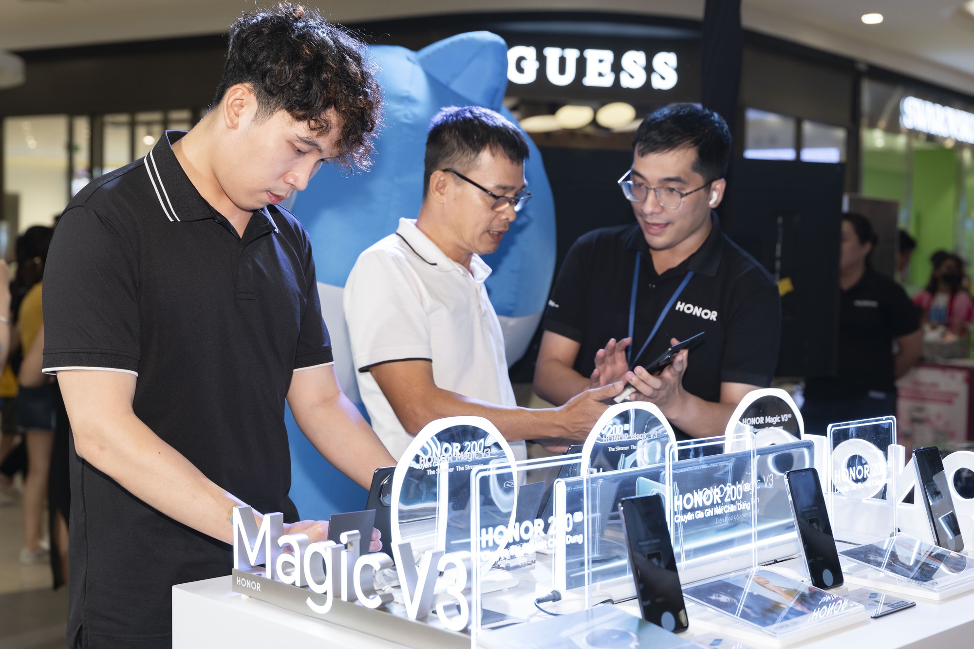 Giới trẻ hào hứng khám phá siêu phẩm smartphone gập mỏng bậc nhất thế giới- Ảnh 4. Giới trẻ hào hứng khám phá siêu phẩm smartphone gập mỏng bậc nhất thế giới- Ảnh 4.