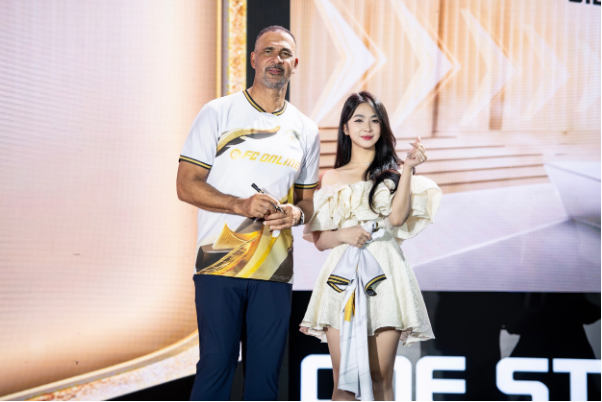 Châu Moè: Cô nàng gây bão tại sự kiện gặp Ruud Gullit tại Việt Nam là ai?- Ảnh 1. Châu Moè: Cô nàng gây bão tại sự kiện gặp Ruud Gullit tại Việt Nam là ai?- Ảnh 1.