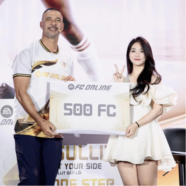 Châu Moè: Cô nàng gây bão tại sự kiện gặp Ruud Gullit tại Việt Nam là ai?- Ảnh 2. Châu Moè: Cô nàng gây bão tại sự kiện gặp Ruud Gullit tại Việt Nam là ai?- Ảnh 2.
