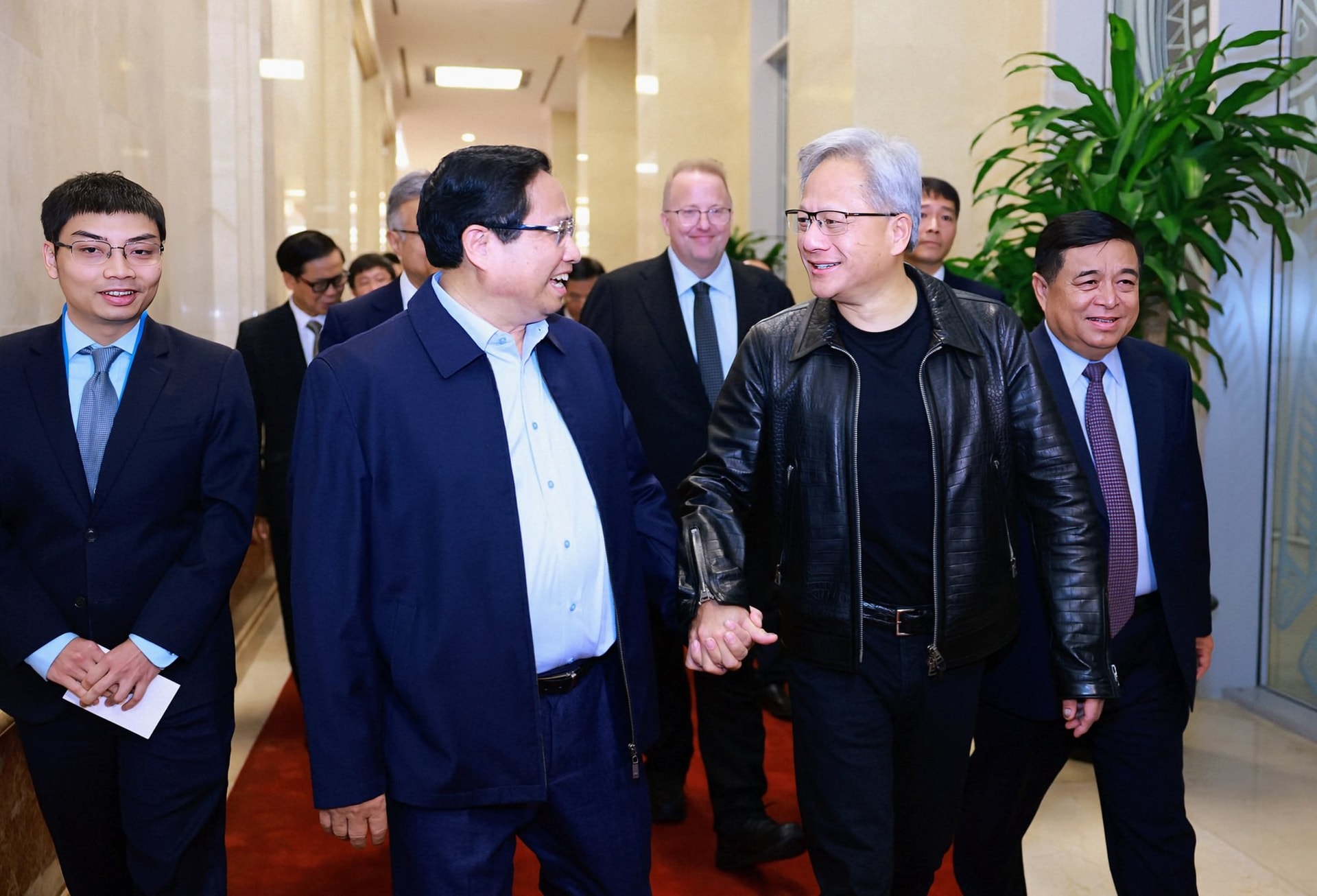 Nóng: CEO Jensen Huang trở lại Việt Nam sau 1 năm, Nvidia 'giữ lời hứa' mở trung tâm nghiên cứu và dữ liệu AI- Ảnh 1.