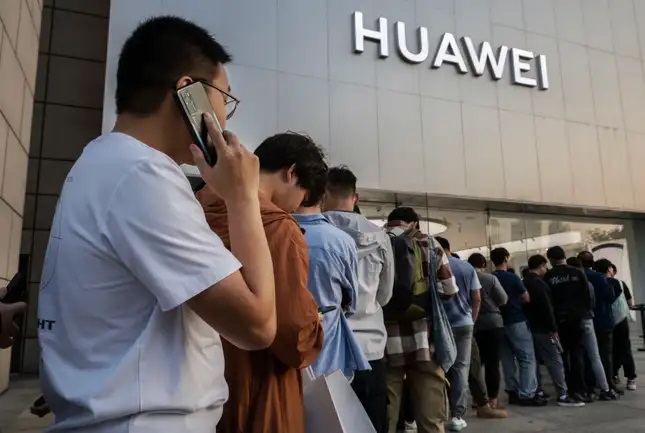 Giám đốc Huawei khoe: Nhu cầu cho Mate 70 quá cao, nhà cung cấp "vắt chân lên cổ" làm không kịp- Ảnh 1.