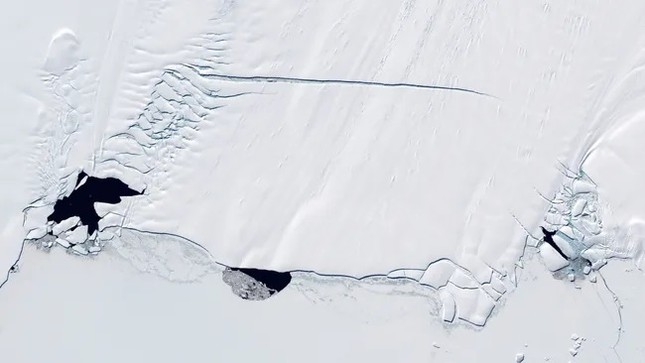 Những lỗ hổng khổng lồ trên thềm băng Nam Cực dẫn vào thế giới ngầm của lục địa băng giá- Ảnh 1.
