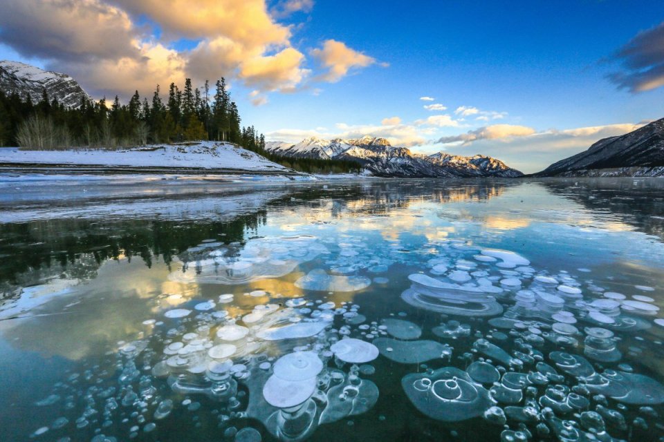 Bí ẩn về những bong bóng 'đông lạnh' tại hồ Abraham - Ảnh 2.