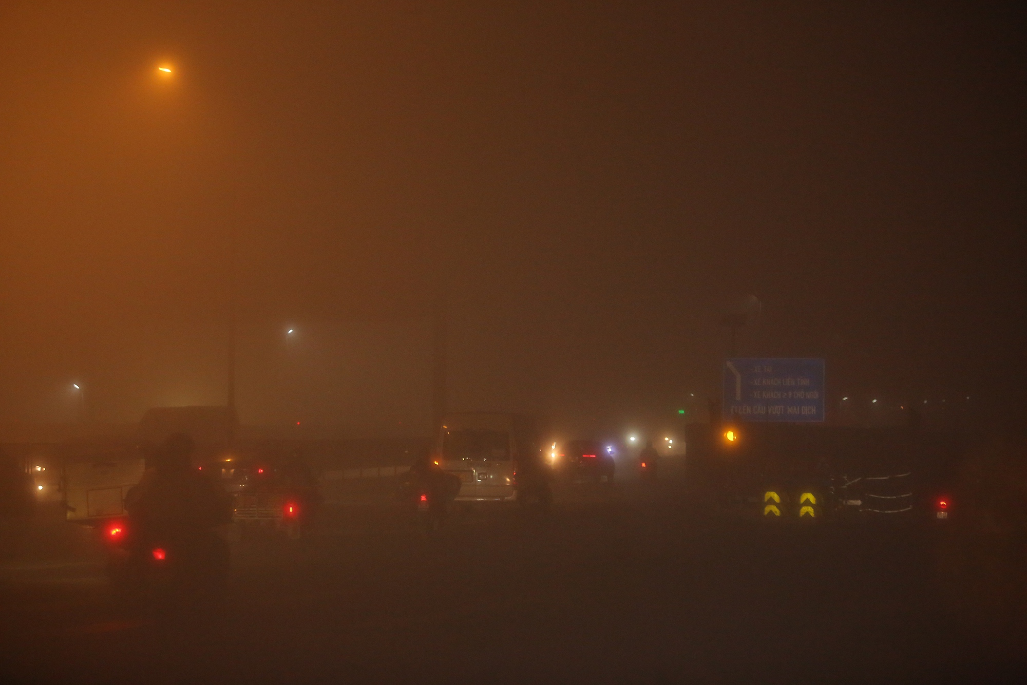 Bầu trời Hà Nội trắng xóa sương mù, bụi mịn, ô nhiễm không khí hàng đầu thế giới- Ảnh 2.
