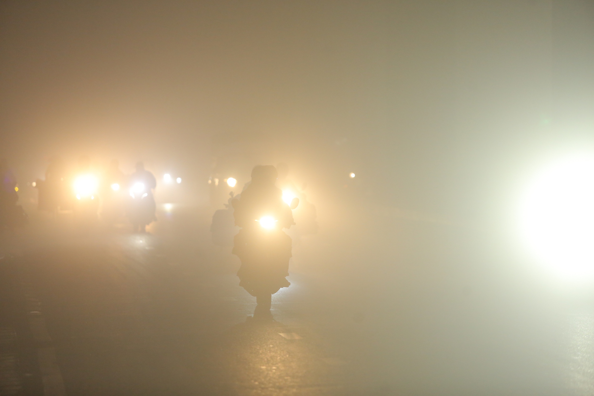 Bầu trời Hà Nội trắng xóa sương mù, bụi mịn, ô nhiễm không khí hàng đầu thế giới- Ảnh 3.
