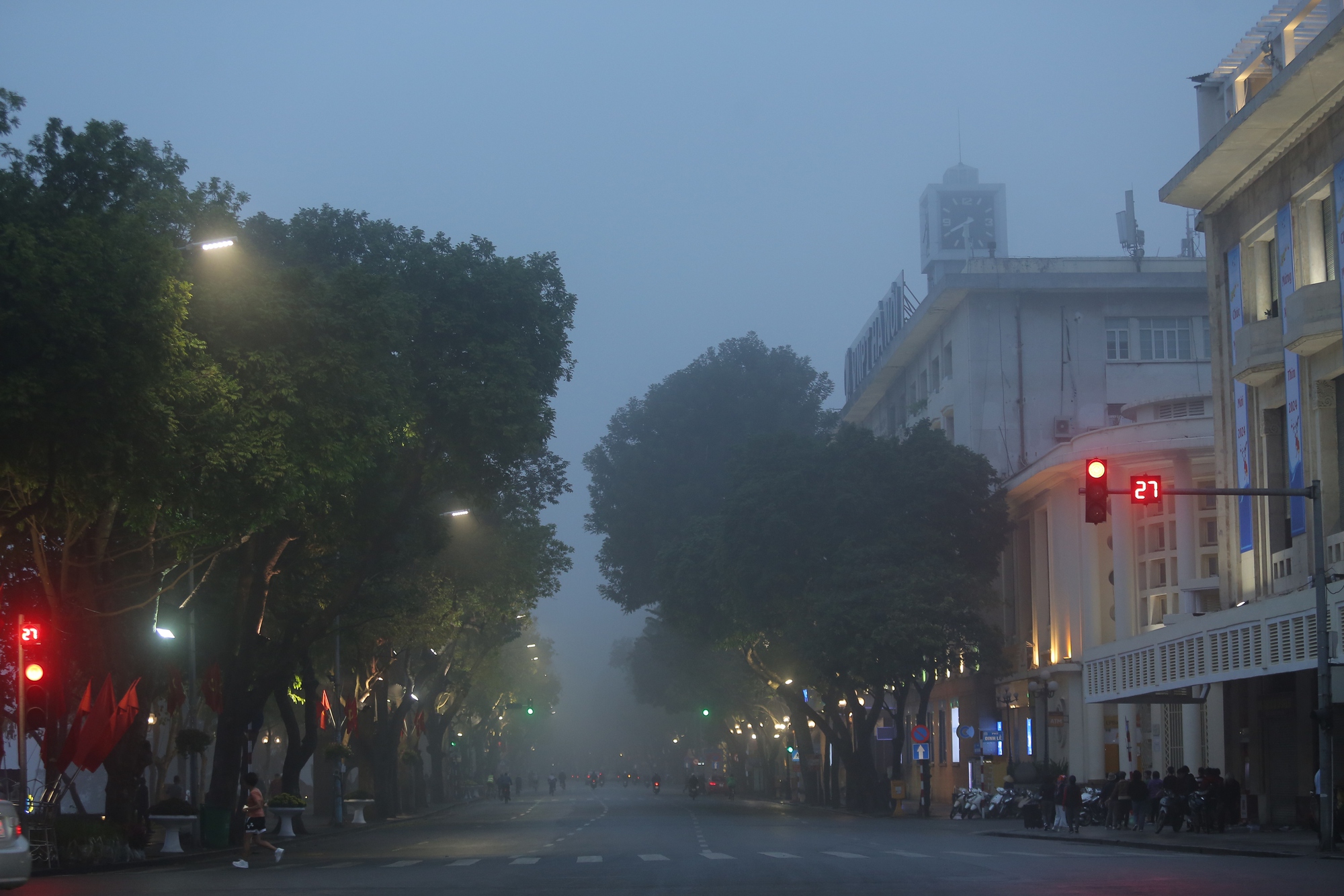Bầu trời Hà Nội trắng xóa sương mù, bụi mịn, ô nhiễm không khí hàng đầu thế giới- Ảnh 6.